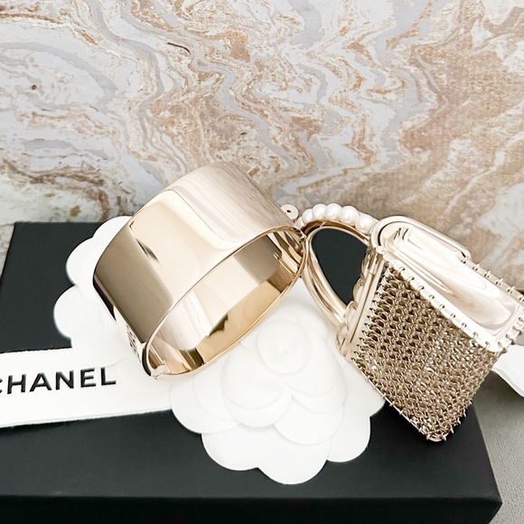 RUNWAY! Ltd Edition! Chanel Gold Metal Micro Pearl Bag Cuff - Picture 8 of 15